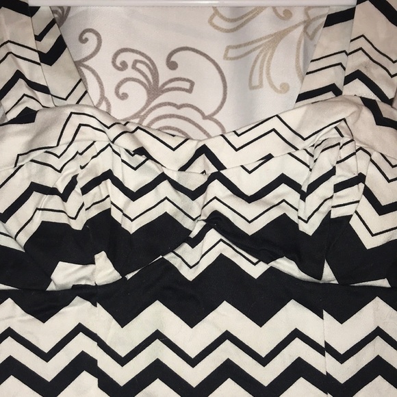 Zippered back, black/white crop top - Picture 3 of 4